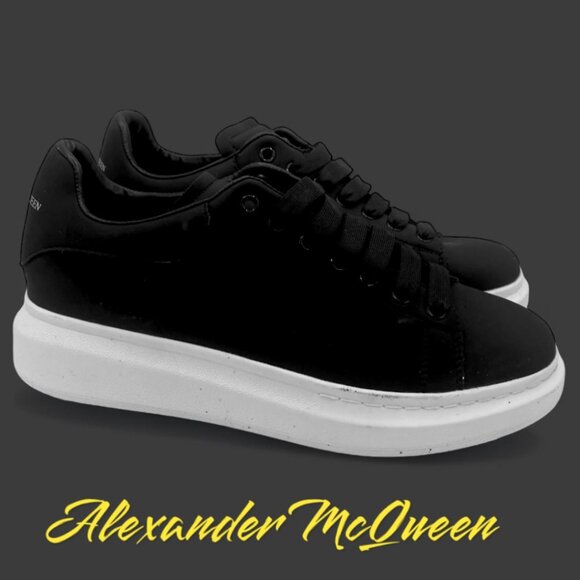 NWD- Alexander McQueen Men's Oversized Sneaker in BLACK/WHITE SZ - 42 MSRP$590 - Picture 2 of 7